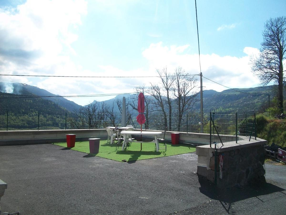 Vacances Au Pied Des Monts Du Cantal Laveissiere ภายนอก รูปภาพ