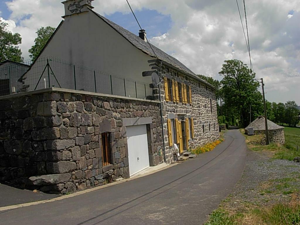 Vacances Au Pied Des Monts Du Cantal Laveissiere ภายนอก รูปภาพ