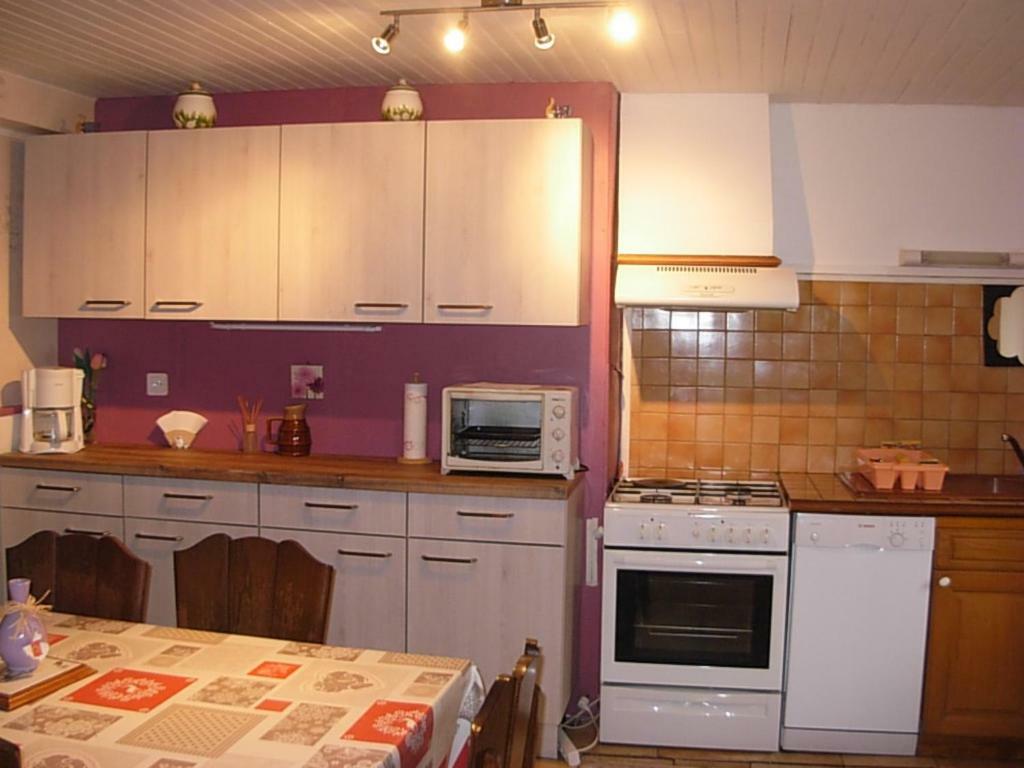Vacances Au Pied Des Monts Du Cantal Laveissiere ภายนอก รูปภาพ